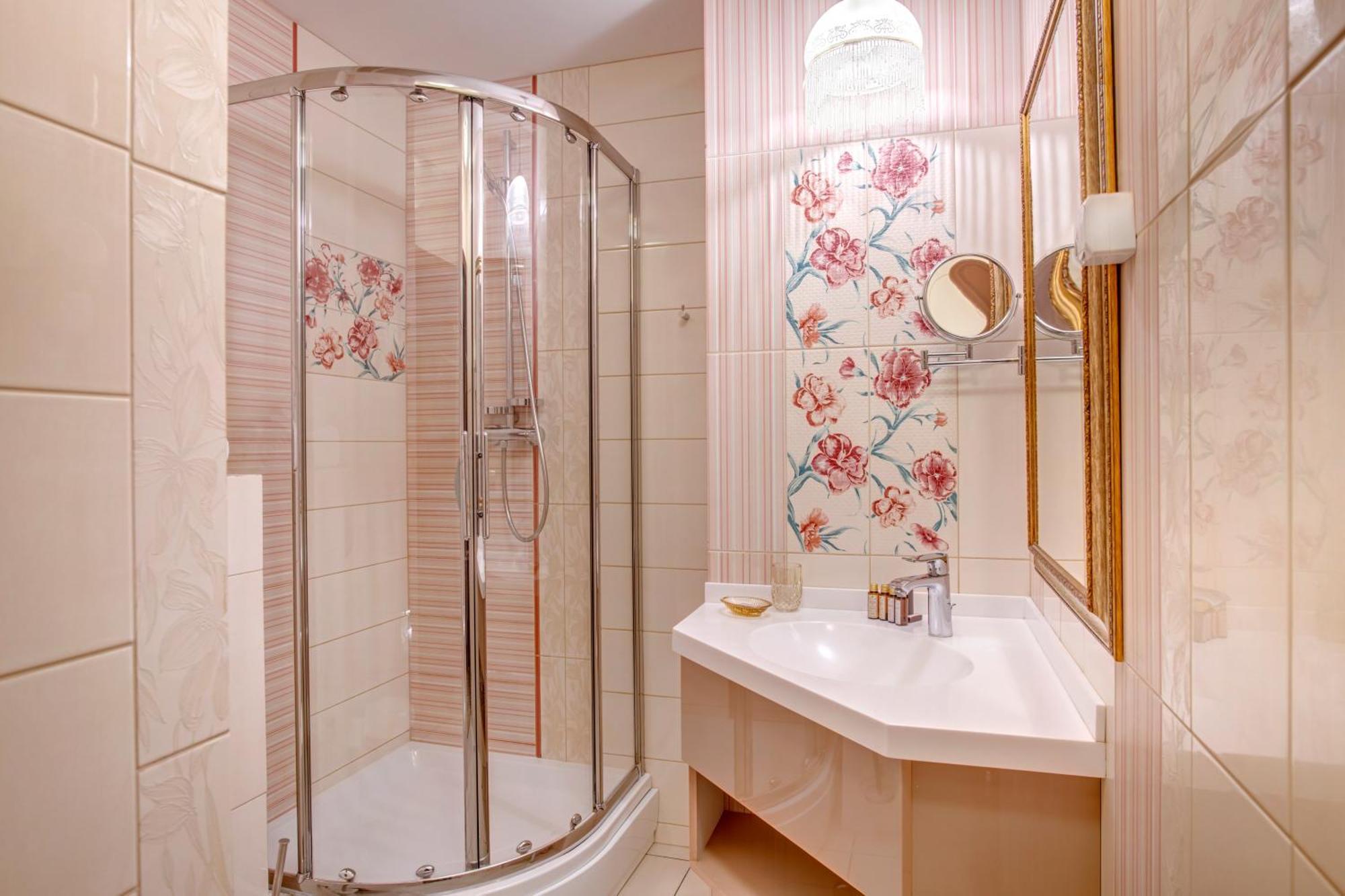 Simfonia Boutique Hotel Râmnicu Vâlcea Esterno foto
