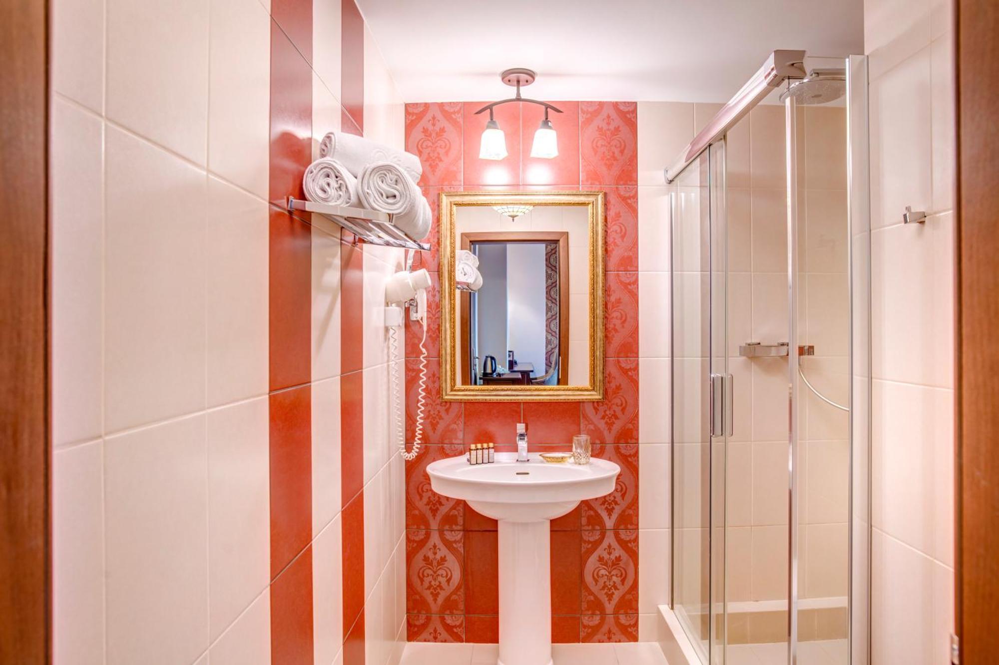Simfonia Boutique Hotel Râmnicu Vâlcea Esterno foto